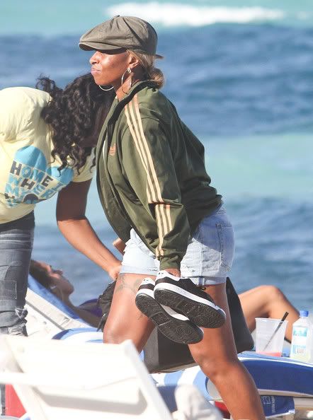 Mary J. Blige Works Her BRONZE GLOW On The Beach In Miami | The Young